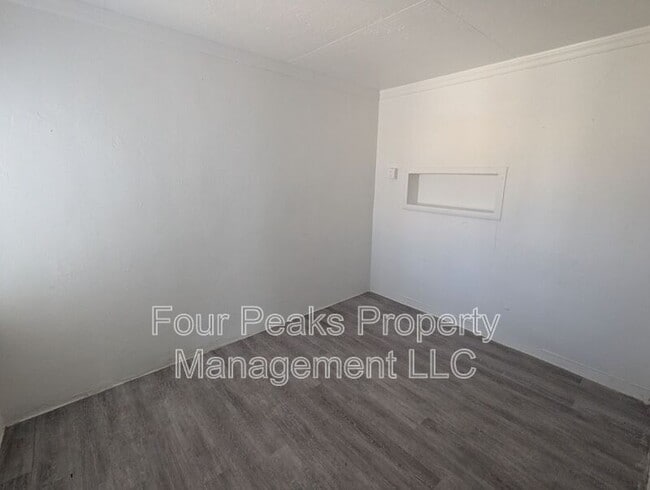 Building Photo - 102 E Hatcher Rd