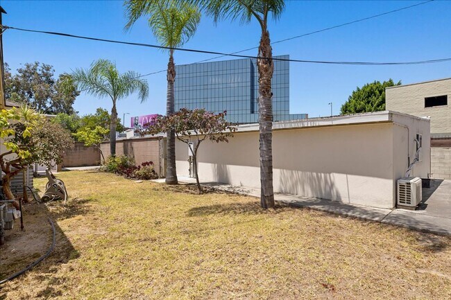 Building Photo - Corner lot home on a classic tree lined Beverly Hills street