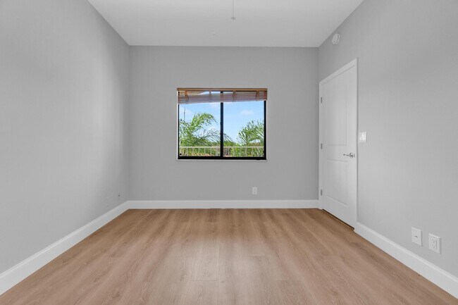 Building Photo - 6241 Pointe Regal Cir