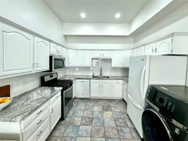 Building Photo - 123 6th St