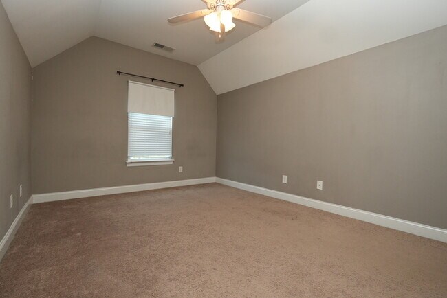 Building Photo - Charming 3-Bed, 3.5-Bath Home in a Peacefu...