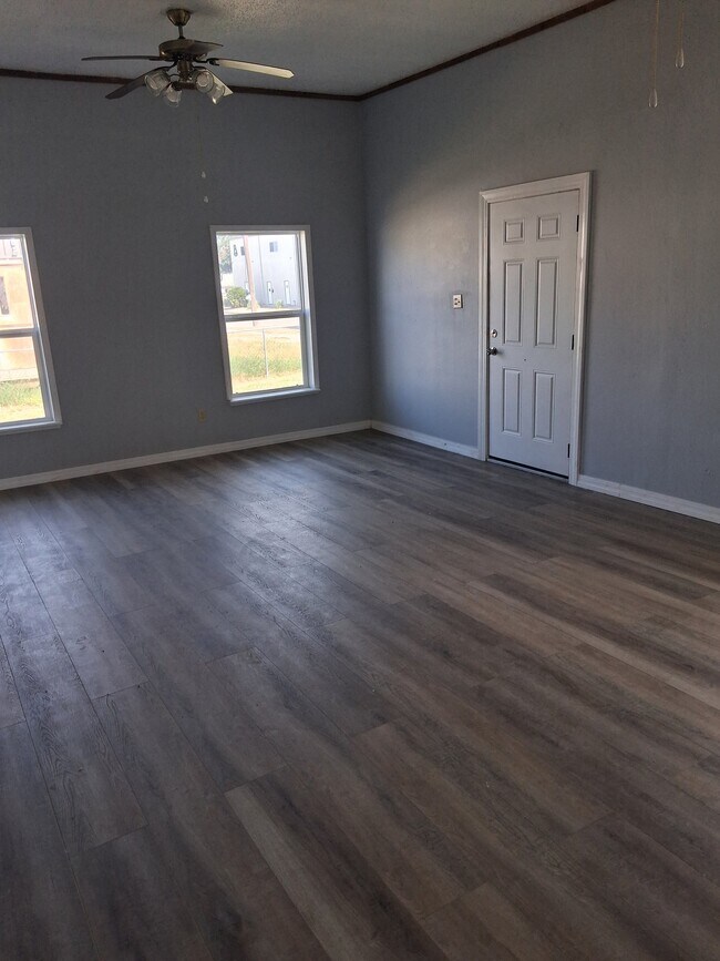 Building Photo - 220 W Kenedy Ave