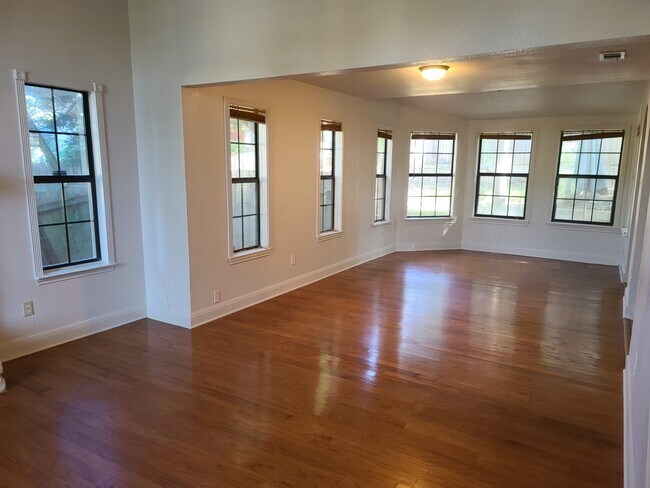 Building Photo - 3321 Thomas Kincheon St