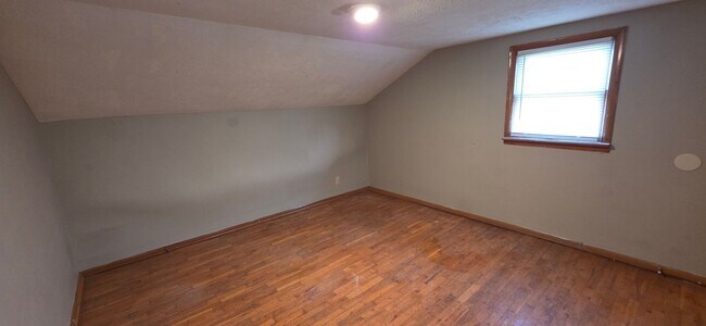 Building Photo - 4 Bedroom 2 Bathroom! $1195!