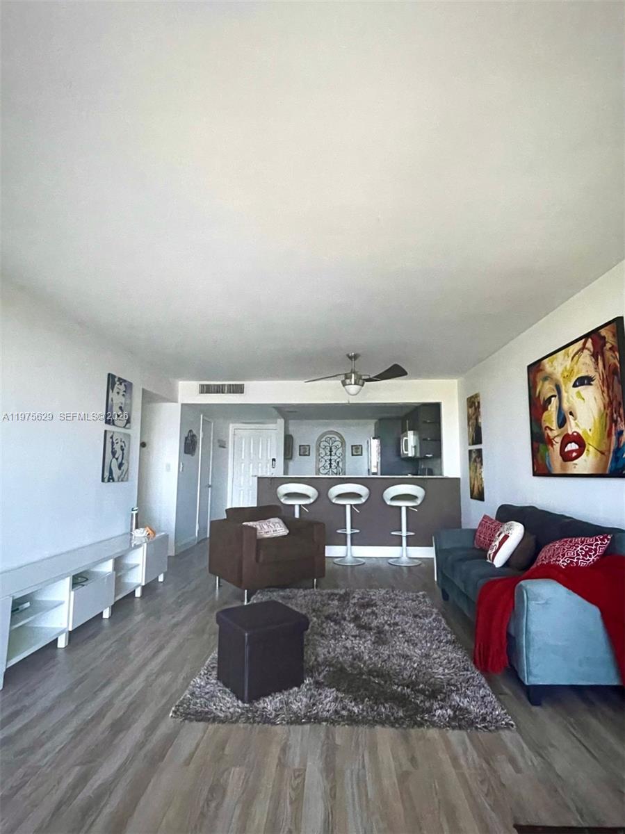 Building Photo - 400 Leslie Dr