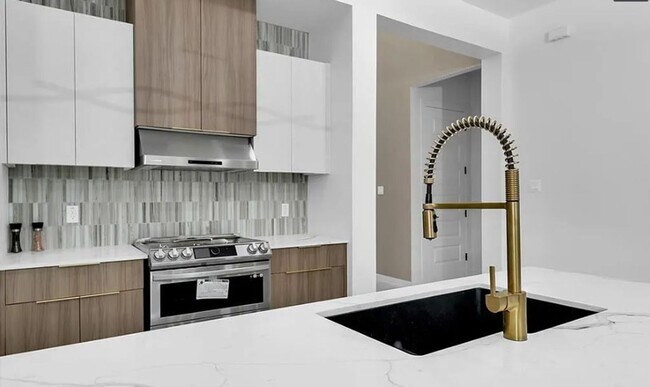 Building Photo - Luxury Living in Hyde Park – Edinburg/McAl...