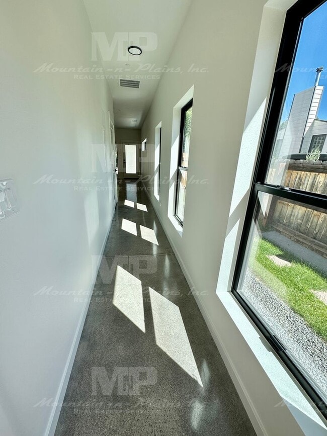 Building Photo - 301 Parker St