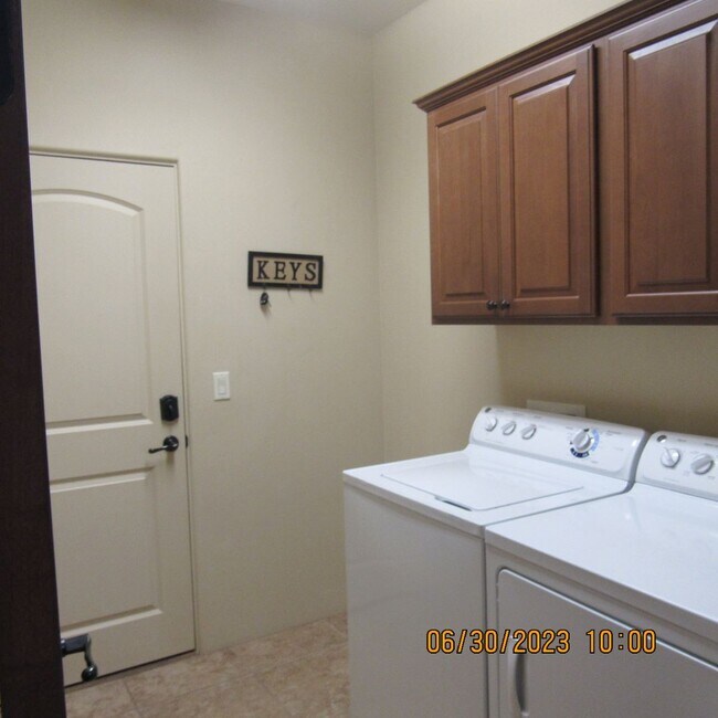 Building Photo - Beautiful Home with 57ft Boat Deep Garage! Can be rented Furnished or Unfurnished