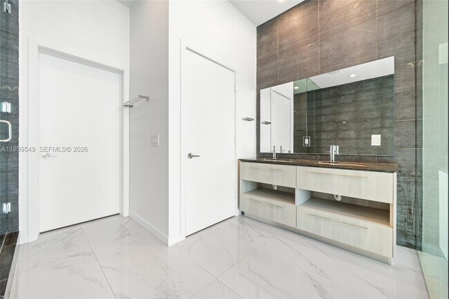 Building Photo - 480 NE 31st St