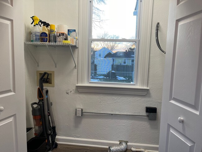 Building Photo - Impeccably Updated 3 BR / 2 BA Ranch