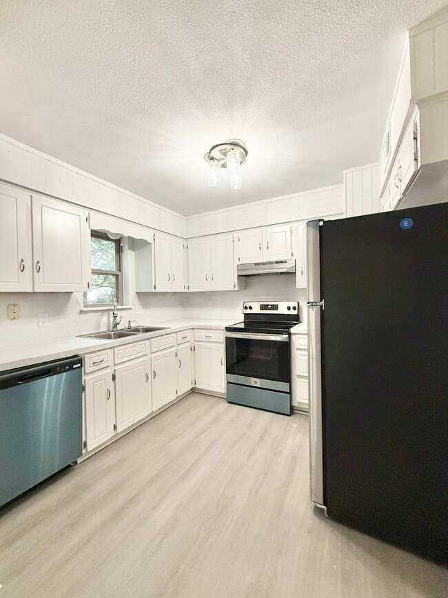 Building Photo - 92 Sycamore Cir