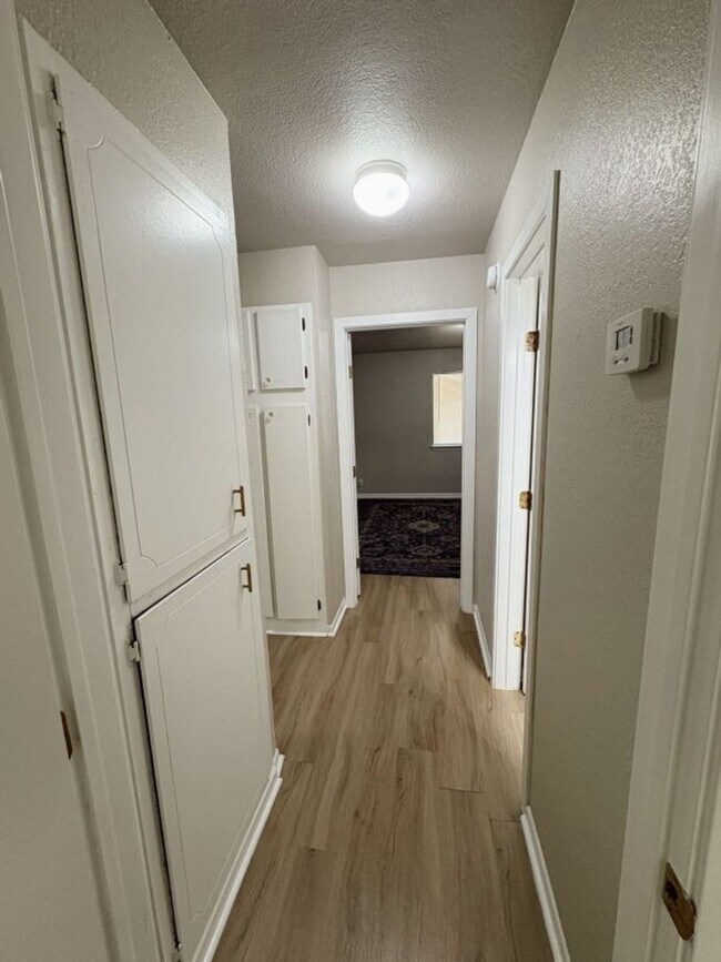 Building Photo - 204 W Mockingbird Ln