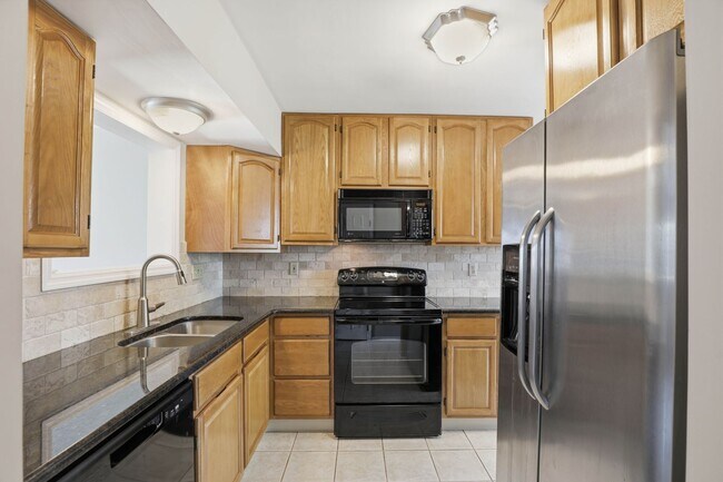 Building Photo - Stunning 3 Bedroom Townhome !