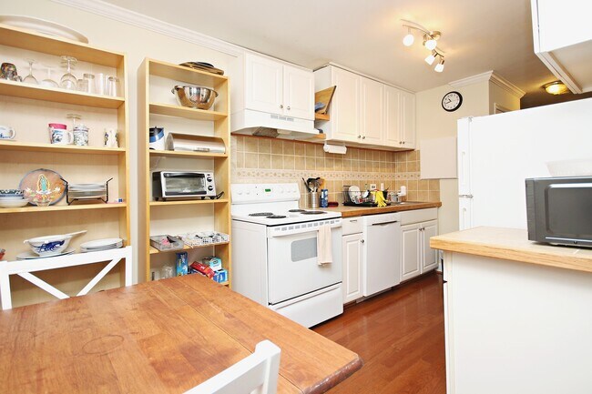 Building Photo - Fully Furnished JPA Condo Near UVA Grounds...