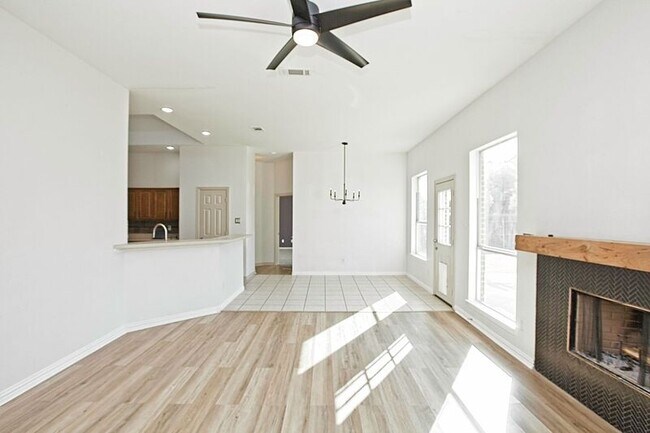 Building Photo - 105 Galloping Trail