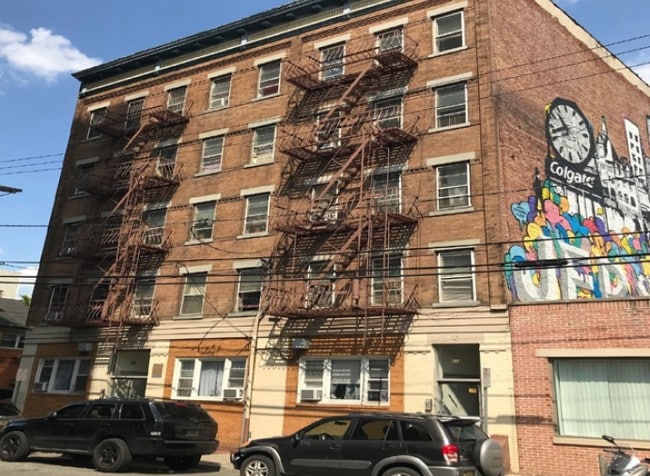 Primary Photo - 618-620 Summit Ave