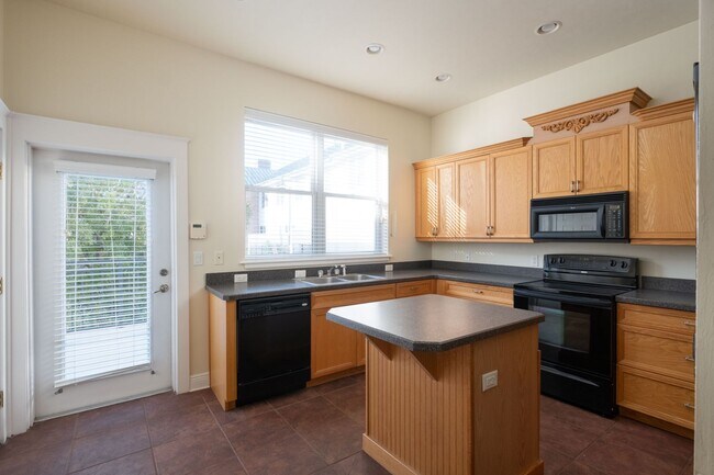 Building Photo - Exclusive Townhome with garage - Regents Park