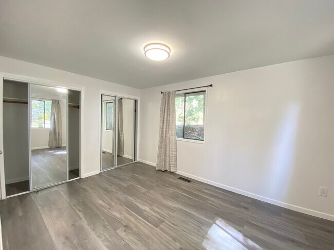 Master bedroom with closet for her/him - 2605 Aztec Dr NW