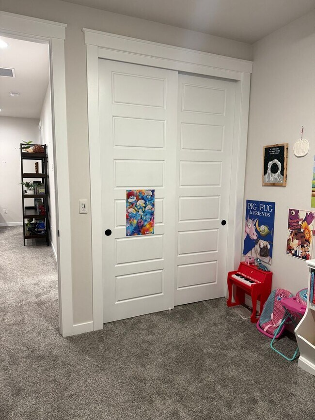 Building Photo - Beautiful Home with lots of upgrades.... A...