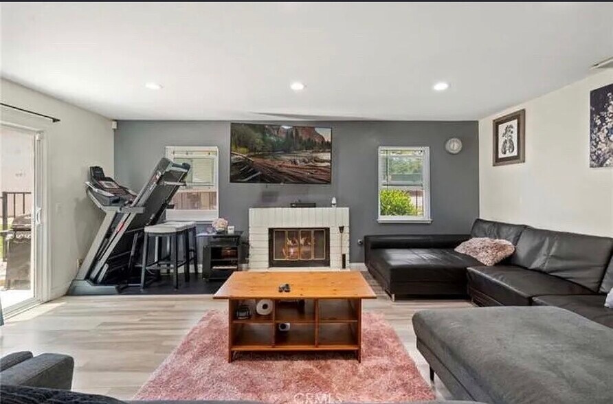 Building Photo - 4842 Village Green Way