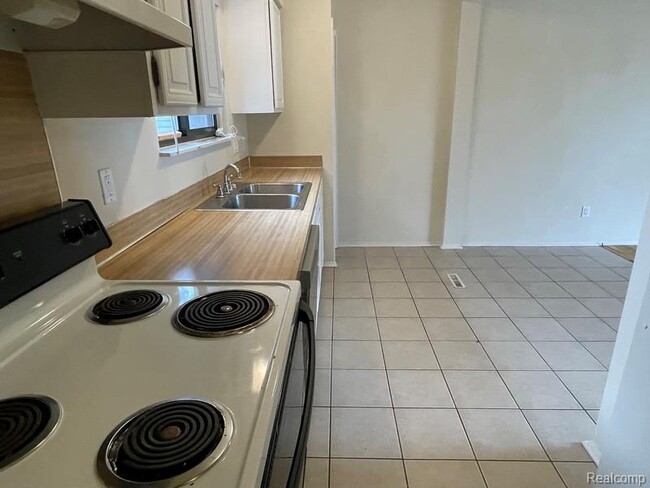 Building Photo - 8487 Pepper Ridge Dr