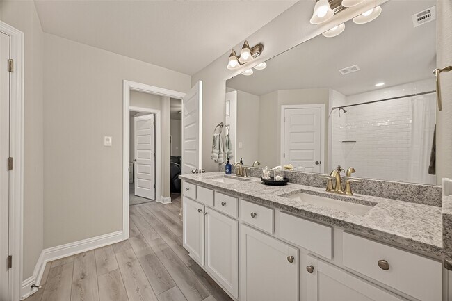 Building Photo - 2605 Golden Palms Ln