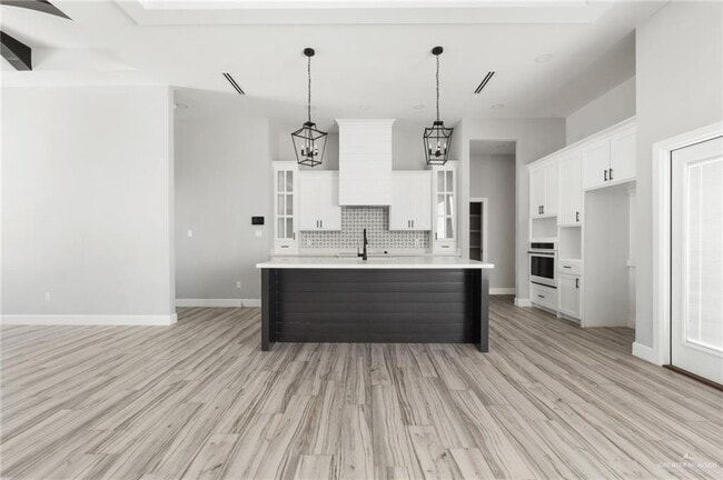 Building Photo - 16 Rabbit Run Ave