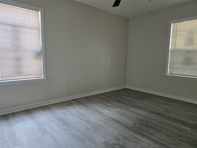 Building Photo - 10518 Royal Oaks Dr