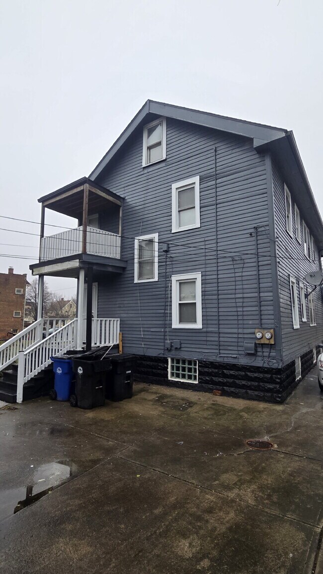 Building Photo - "2-Bedroom with Full Bath - Duplex -Down Unit"