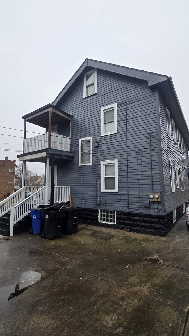 Building Photo - "2-Bedroom with Full Bath -Spacious"