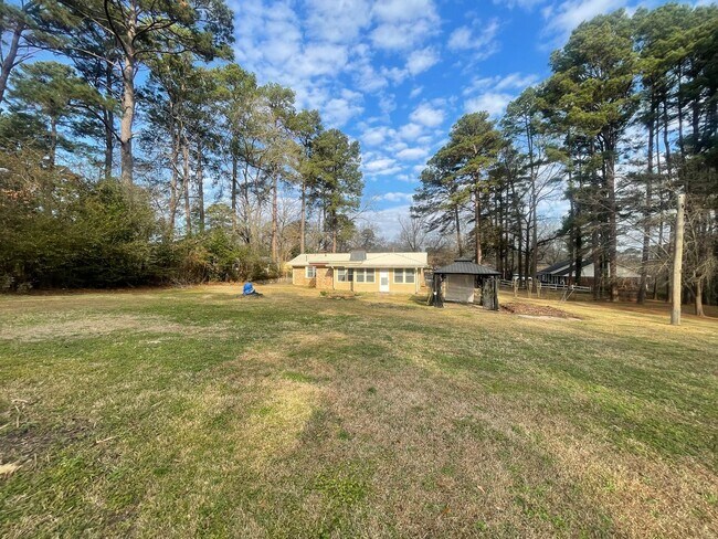 Building Photo - Country Feel In The City! A Must See!