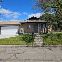 Building Photo - Charming 2 Bedroom 2 Bath Home Near Downto...