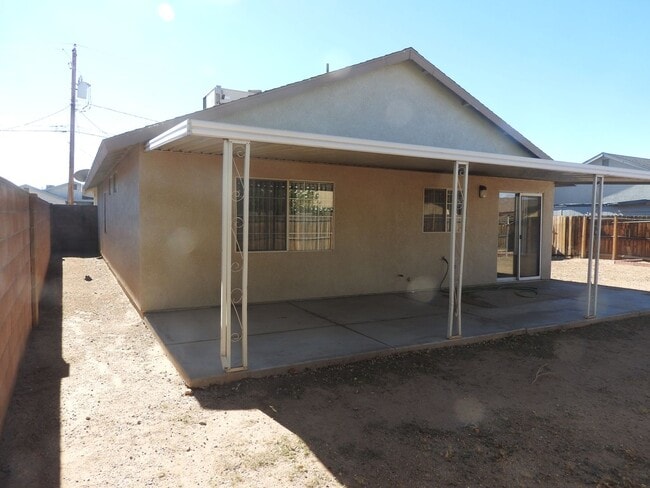 Building Photo - Centrally Located