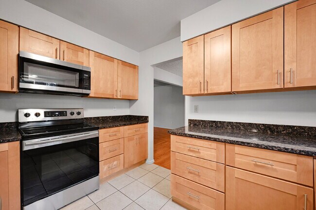 Building Photo - $2,895.00, 4 bed, 3.5 bath, located in Col...