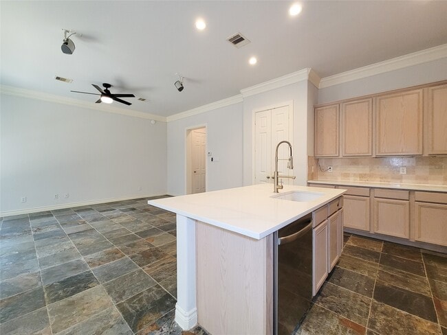 Building Photo - 2911 Clinton Dr