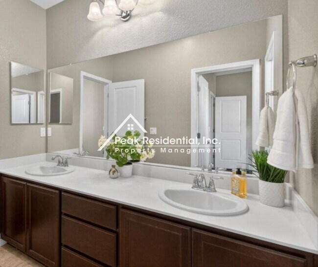 Building Photo - Beautiful 3bd/2.5ba Folsom Home with 2 Car Garage!