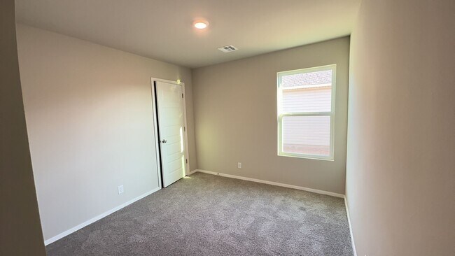 Building Photo - Welcome to this beautiful 4 bed, 2 bath ho...