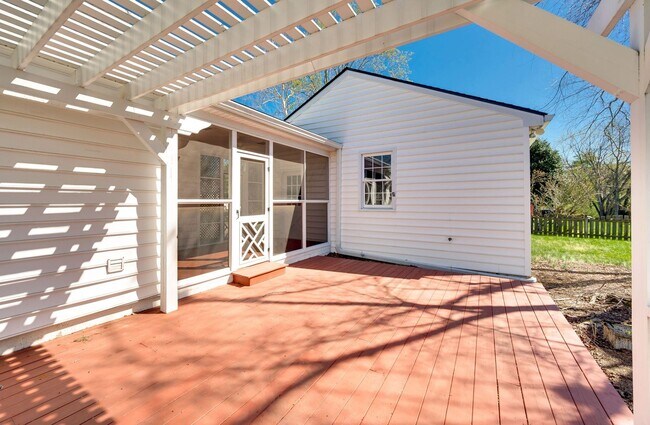 Building Photo - Stunning 3BR/2BA home in the desirable Temple Hills Golf Community!