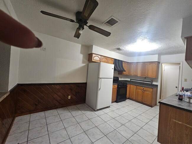 Building Photo - 4011 Alshire Dr