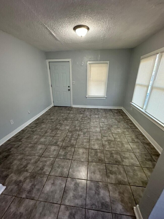 Building Photo - Fully Renovated 2/1 Single Family House Available for Immediate Rent!