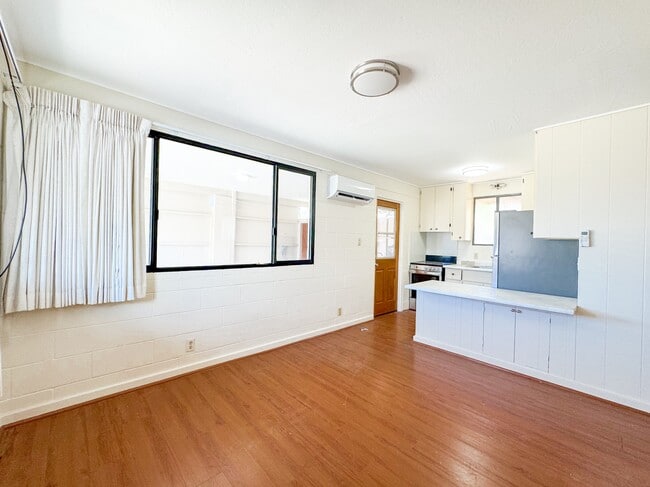 Building Photo - 236 Lono Ave