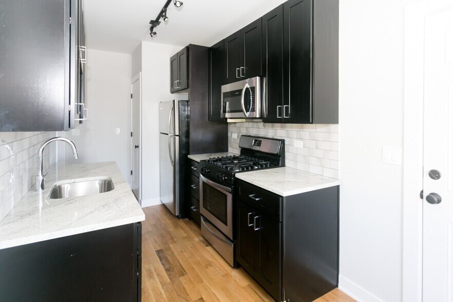 Building Photo - 2207 W Eastwood Ave