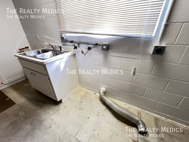 Building Photo - 2644 SW 20th Cir