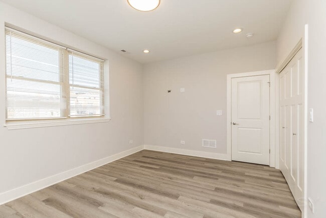 Building Photo - 6632 S Kenwood Ave