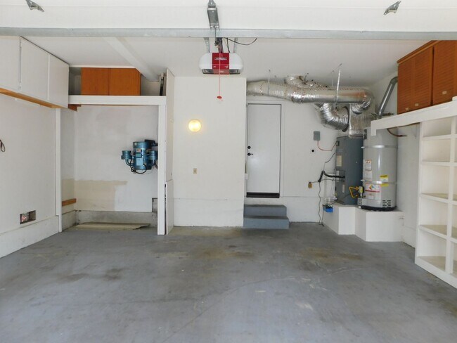 Building Photo - Gated Lake community 2 bed, 2.5 bath home.