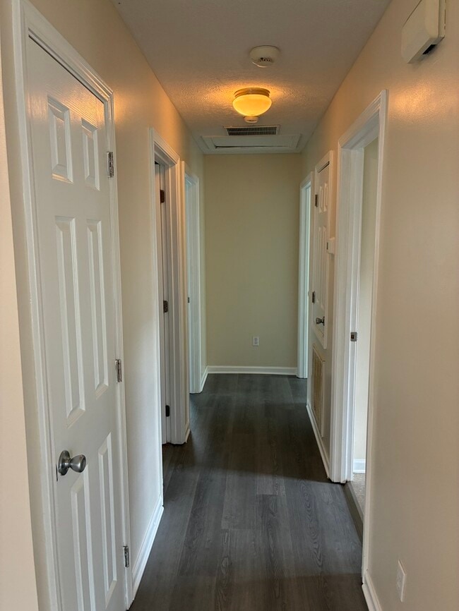 Building Photo - Beautiful 2/1 house