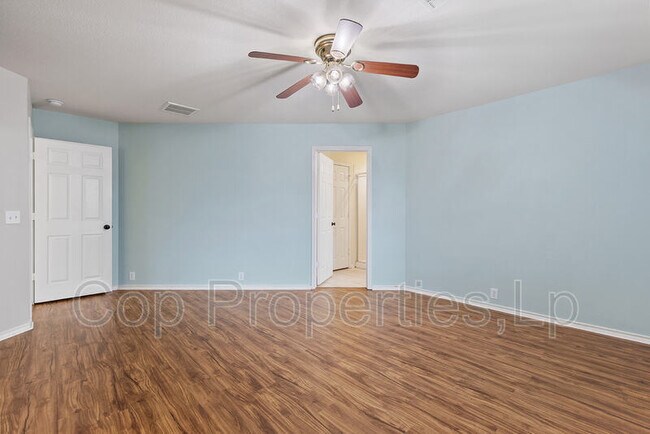 Building Photo - 5132 Columbia Dr