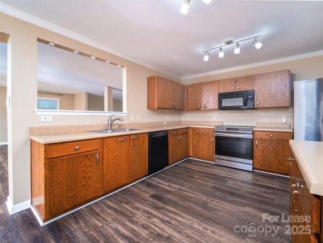 Building Photo - 910 Torsion Lane