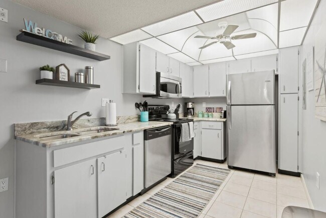 Building Photo - Beautifully Furnished Annual 2BR/2BA Condo...