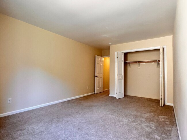 Building Photo - Close to UVA & Downtown-Don't miss this Mi...